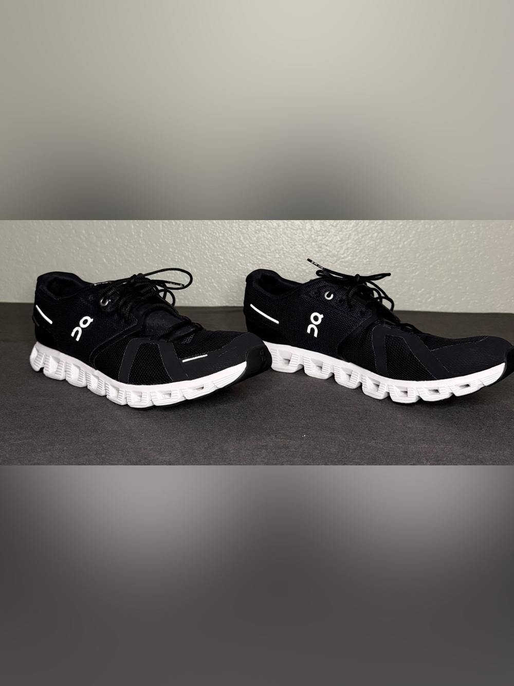 On Cloud 5 Men’s Black White Running Shoes 10.5